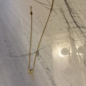 Louis Vuitton essential V necklace in gold